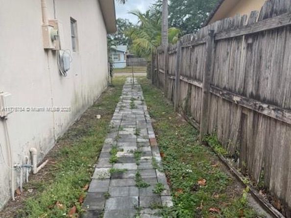 6880 Scott St, Hollywood FL 33024