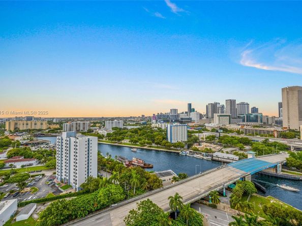 10 SW South River Dr PHI15, Miami FL 33130