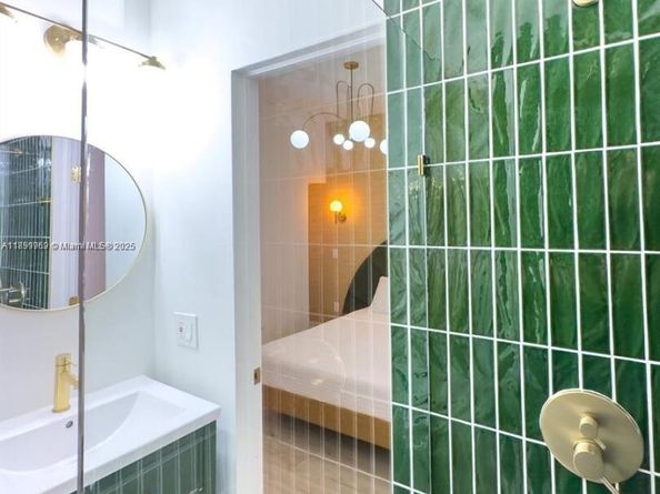 3030 Collins Ave 1E, Miami Beach FL 33140