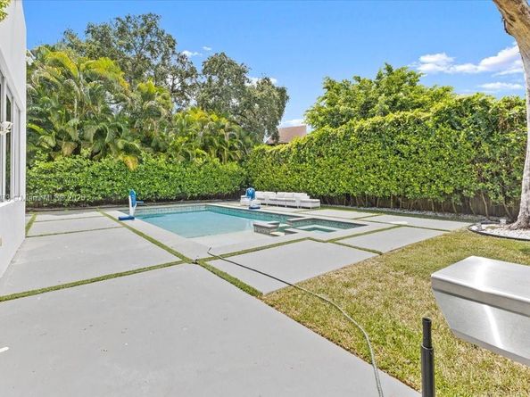 19914 NE 19th Ct, Miami FL 33179