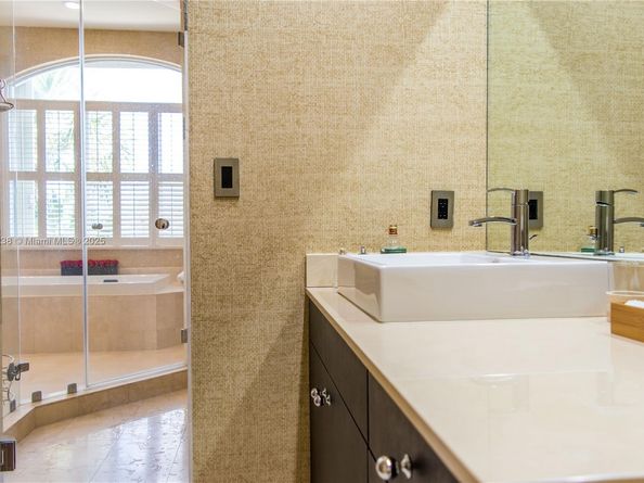 3705 NE 214  St 13, Aventura FL 33180