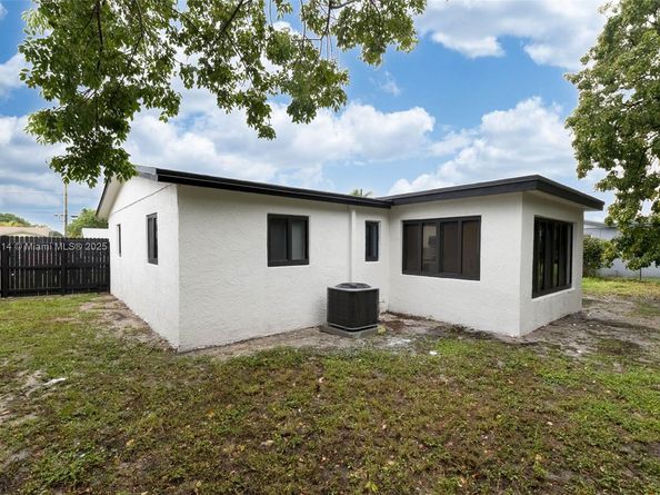 3271 NW 18th St, Lauderhill FL 33311