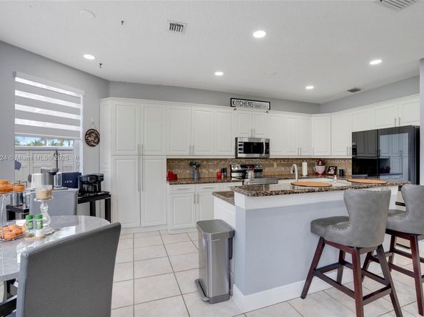 15865 NW 7th St, Pembroke Pines FL 33028