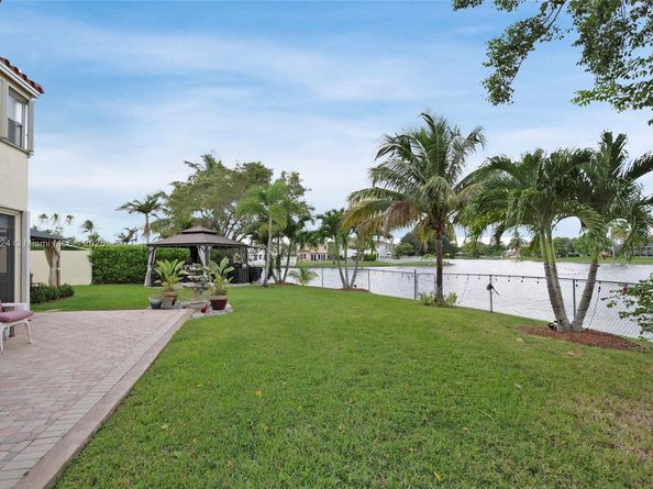 15865 NW 7th St, Pembroke Pines FL 33028