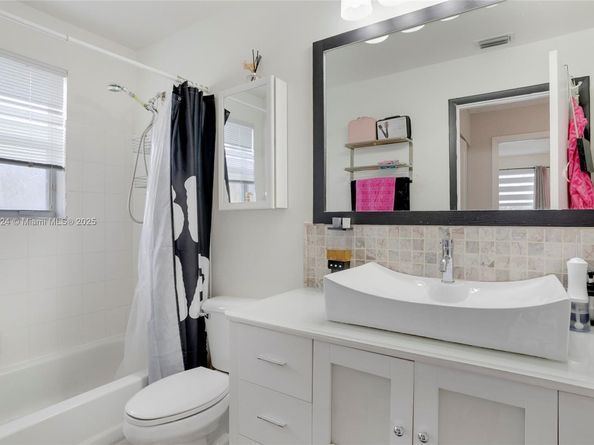 15865 NW 7th St, Pembroke Pines FL 33028