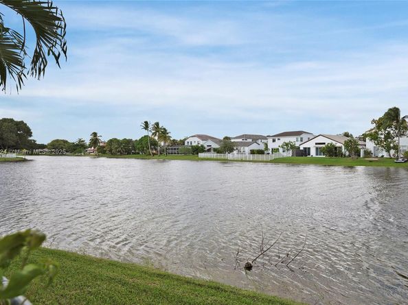 15865 NW 7th St, Pembroke Pines FL 33028