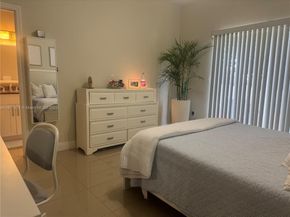 798 NE 43 St, Oakland Park FL 33334