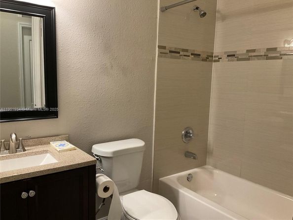 798 NE 43 St, Oakland Park FL 33334