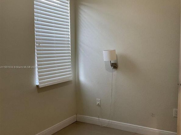 798 NE 43 St, Oakland Park FL 33334