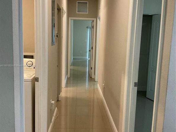 798 NE 43 St, Oakland Park FL 33334