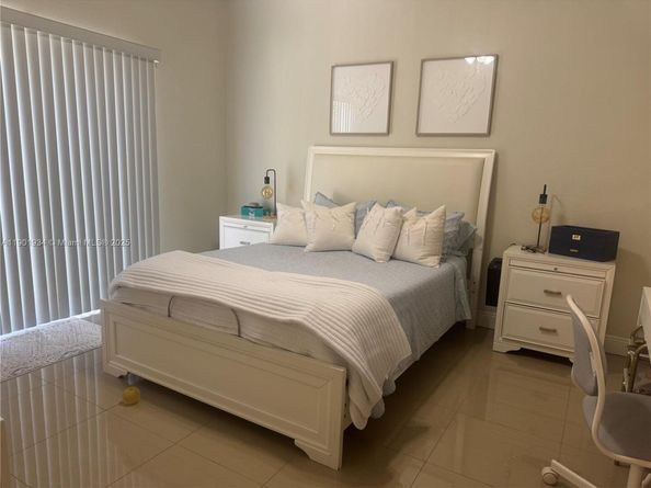 798 NE 43 St, Oakland Park FL 33334