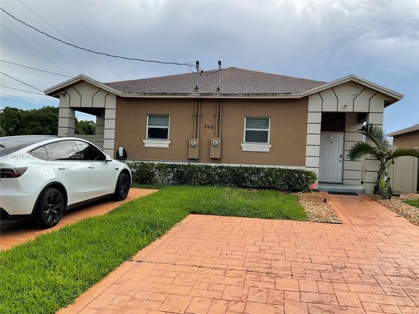 798 NE 43 St, Oakland Park FL 33334