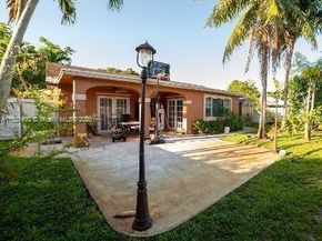 8640 NW 4th St, Pembroke Pines FL 33024