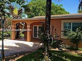 8640 NW 4th St, Pembroke Pines FL 33024