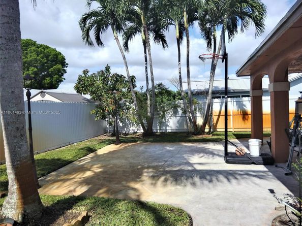 8640 NW 4th St, Pembroke Pines FL 33024