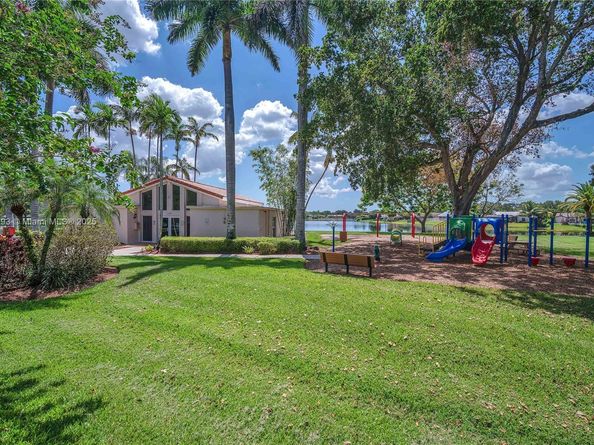 66 Forest Cir, Cooper City FL 33026