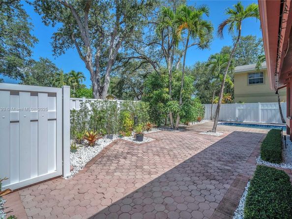 66 Forest Cir, Cooper City FL 33026
