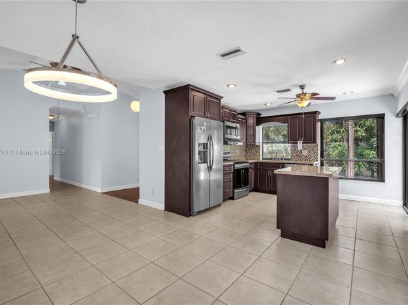 66 Forest Cir, Cooper City FL 33026