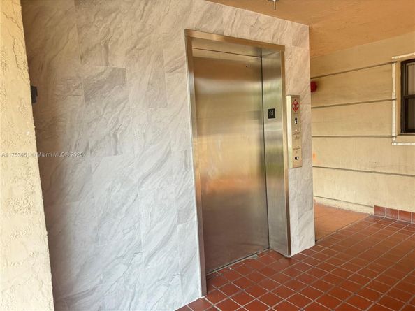 10255 NW 9th St Cir 5037, Miami FL 33172