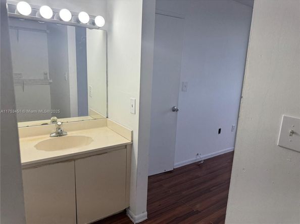 10255 NW 9th St Cir 5037, Miami FL 33172