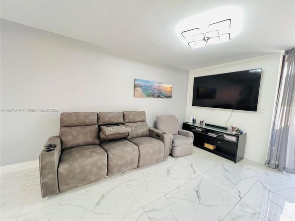 20571 NE 6th Ct, Miami FL 33179