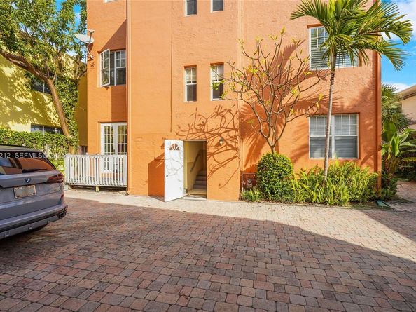 2870 Pine Tree Dr 3, Miami Beach FL 33140