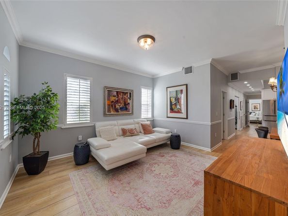 2870 Pine Tree Dr 3, Miami Beach FL 33140