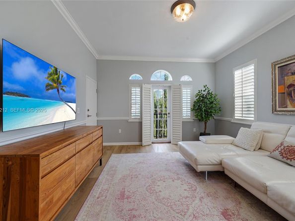 2870 Pine Tree Dr 3, Miami Beach FL 33140