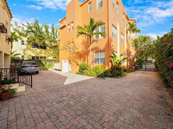 2870 Pine Tree Dr 3, Miami Beach FL 33140