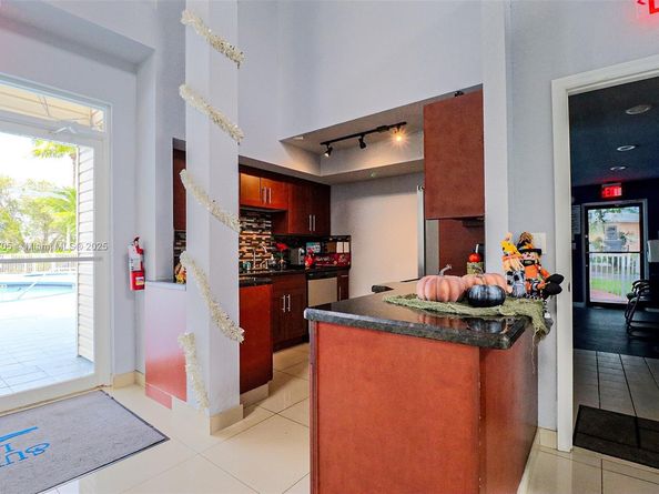 3453 NW 44th St 105, Oakland Park FL 33309