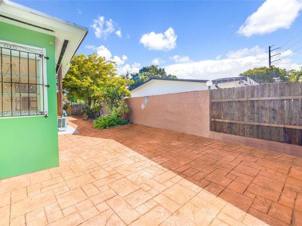 297 Eucalyptus Dr, Hialeah FL 33010