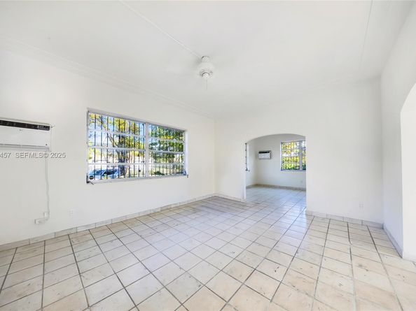 297 Eucalyptus Dr, Hialeah FL 33010