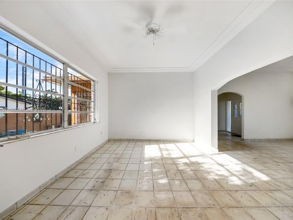 297 Eucalyptus Dr, Hialeah FL 33010