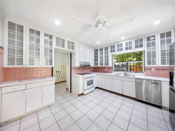 297 Eucalyptus Dr, Hialeah FL 33010