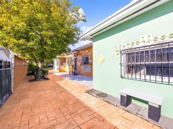 297 Eucalyptus Dr, Hialeah FL 33010