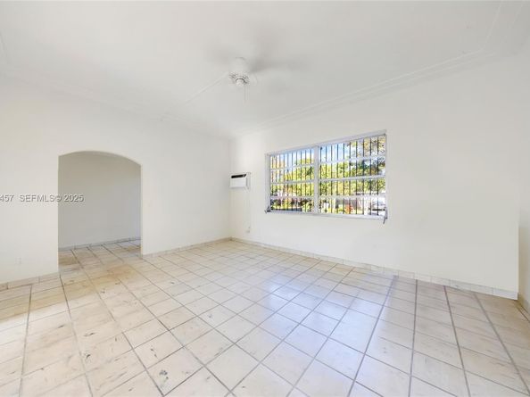 297 Eucalyptus Dr, Hialeah FL 33010