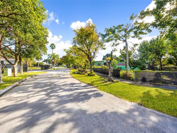 297 Eucalyptus Dr, Hialeah FL 33010