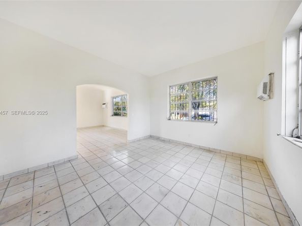 297 Eucalyptus Dr, Hialeah FL 33010