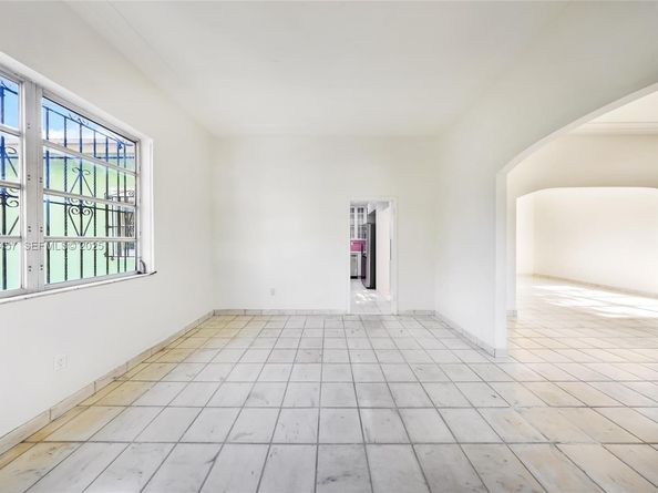 297 Eucalyptus Dr, Hialeah FL 33010