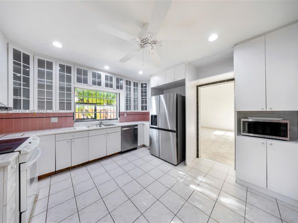 297 Eucalyptus Dr, Hialeah FL 33010