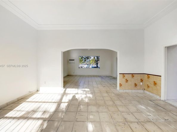 297 Eucalyptus Dr, Hialeah FL 33010