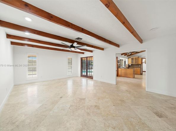 13240 N Calusa Club Dr, Miami FL 33186