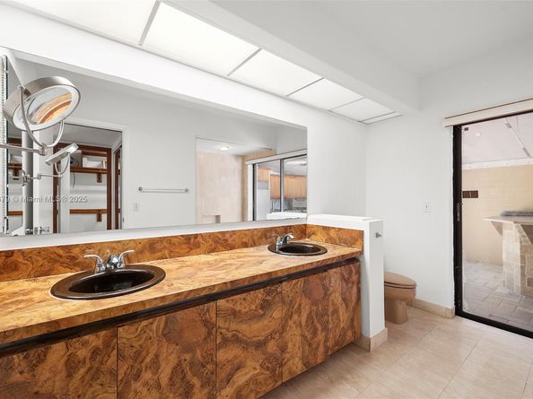 13240 N Calusa Club Dr, Miami FL 33186