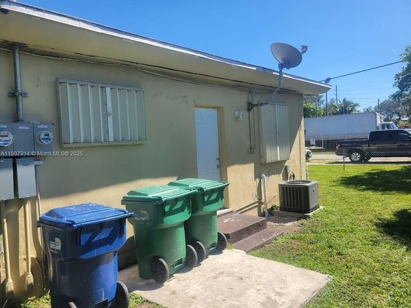751 NW 96th St, Miami FL 33150