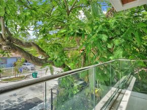 223 NW 51st St, Miami FL 33127