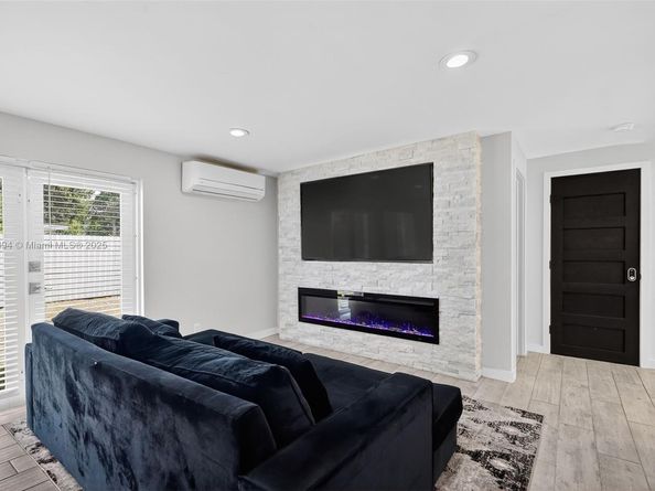 14055 NW 5th Pl, North Miami FL 33168