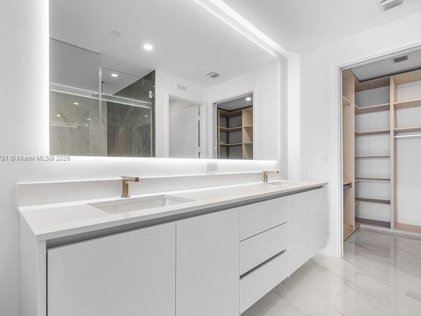 700 NE 24 1703, Miami FL 33137