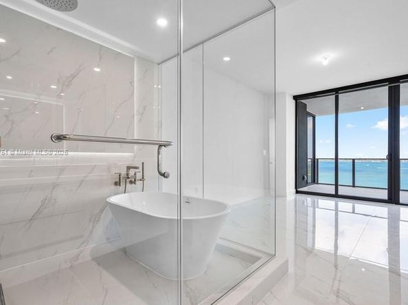 700 NE 24 1703, Miami FL 33137