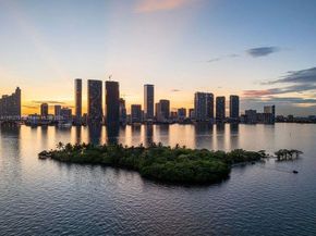 700 NE 24 1703, Miami FL 33137