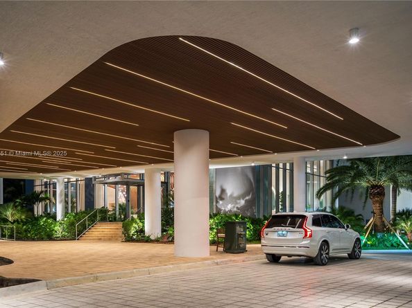 700 NE 24 1703, Miami FL 33137